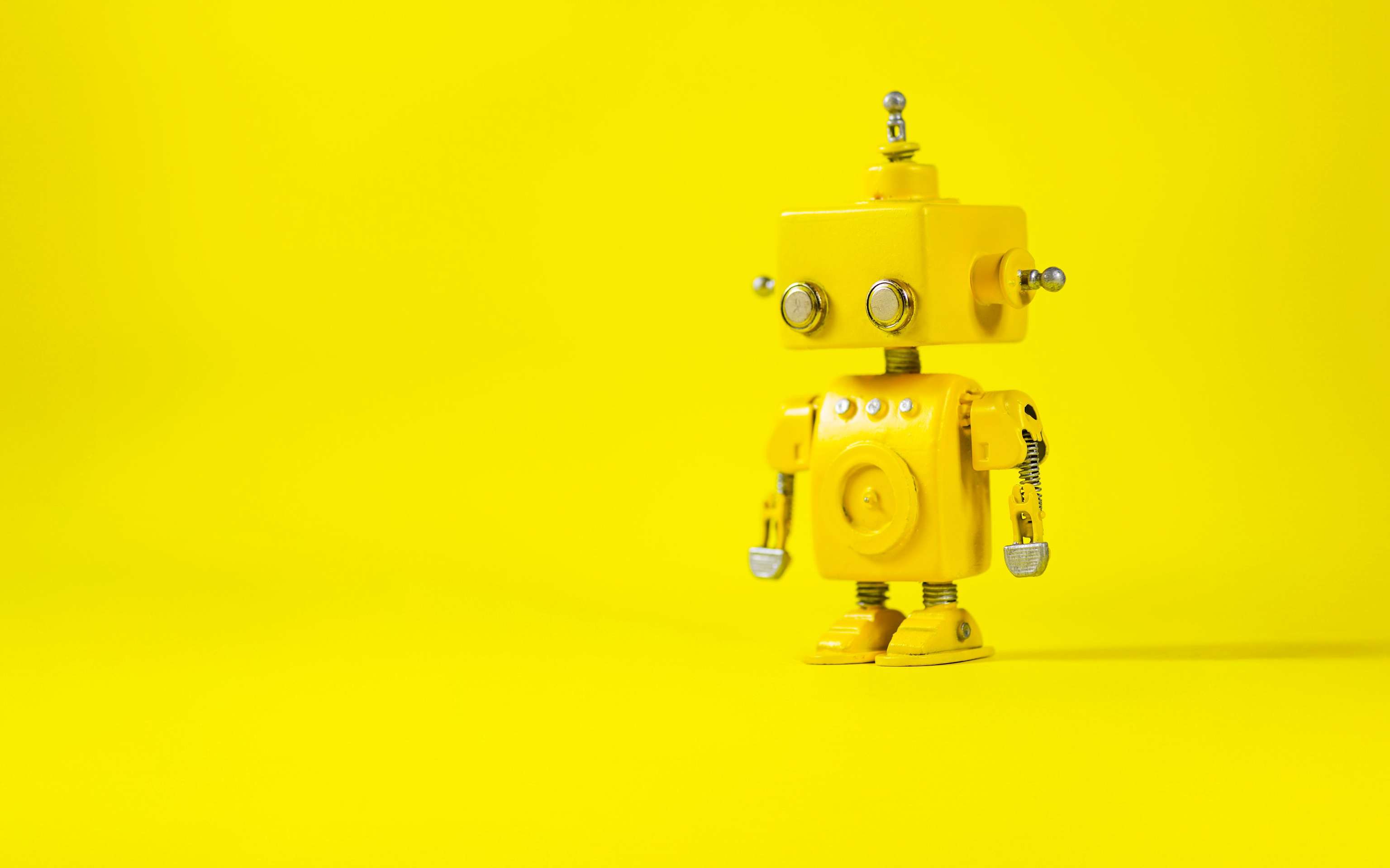 Gut informiert rund um Energie mit Yello Kleiner gelber Roboter steht in einem gelben Raum