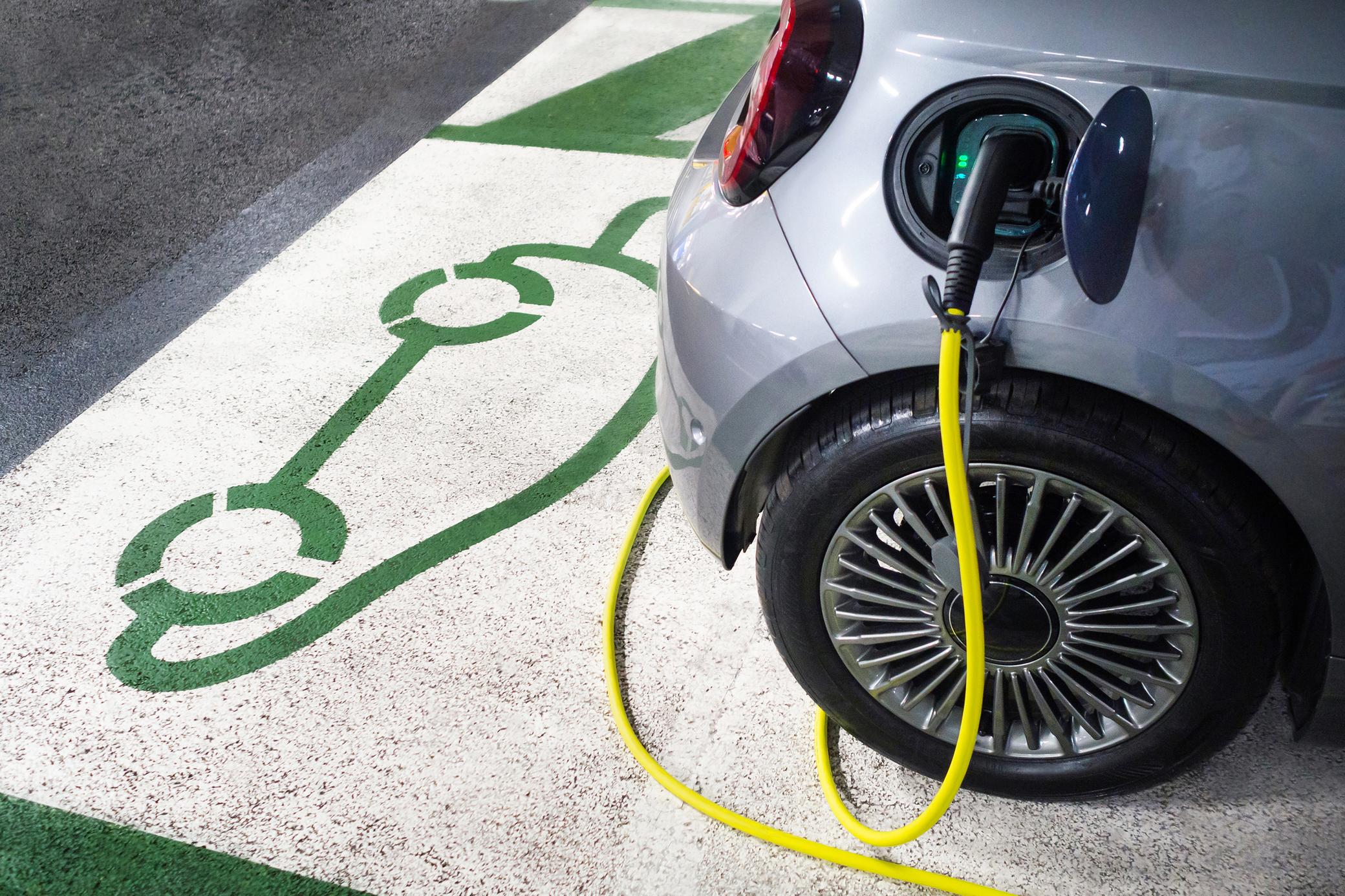 Parkendes E-Auto beim Ladevorgang
