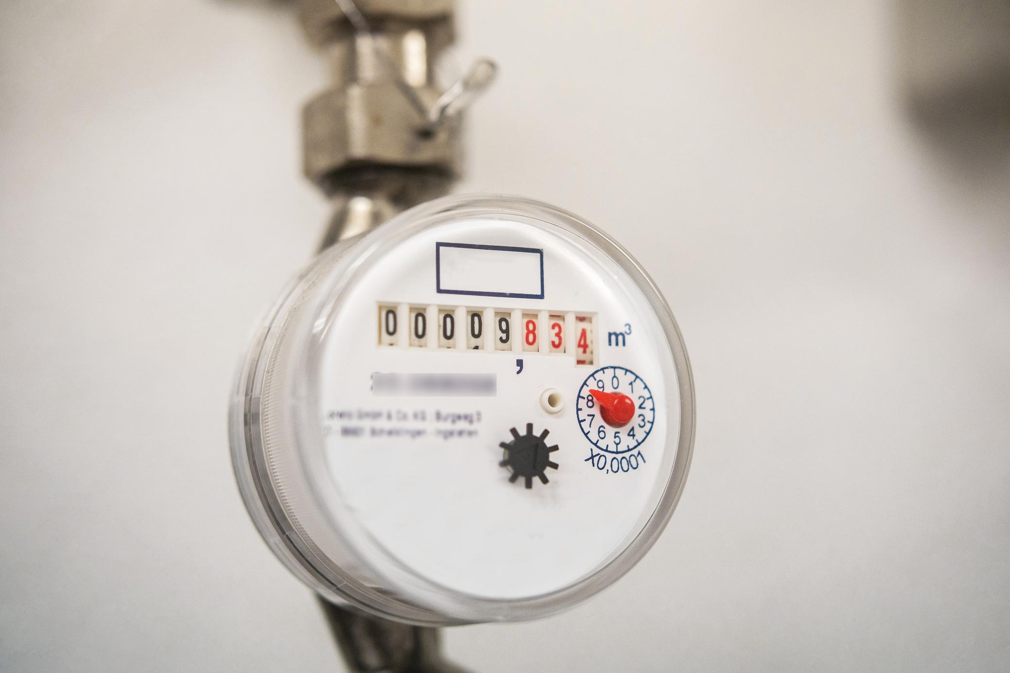 Ein analoger Wasserzähler, der deinen Wasserverbrauch misst