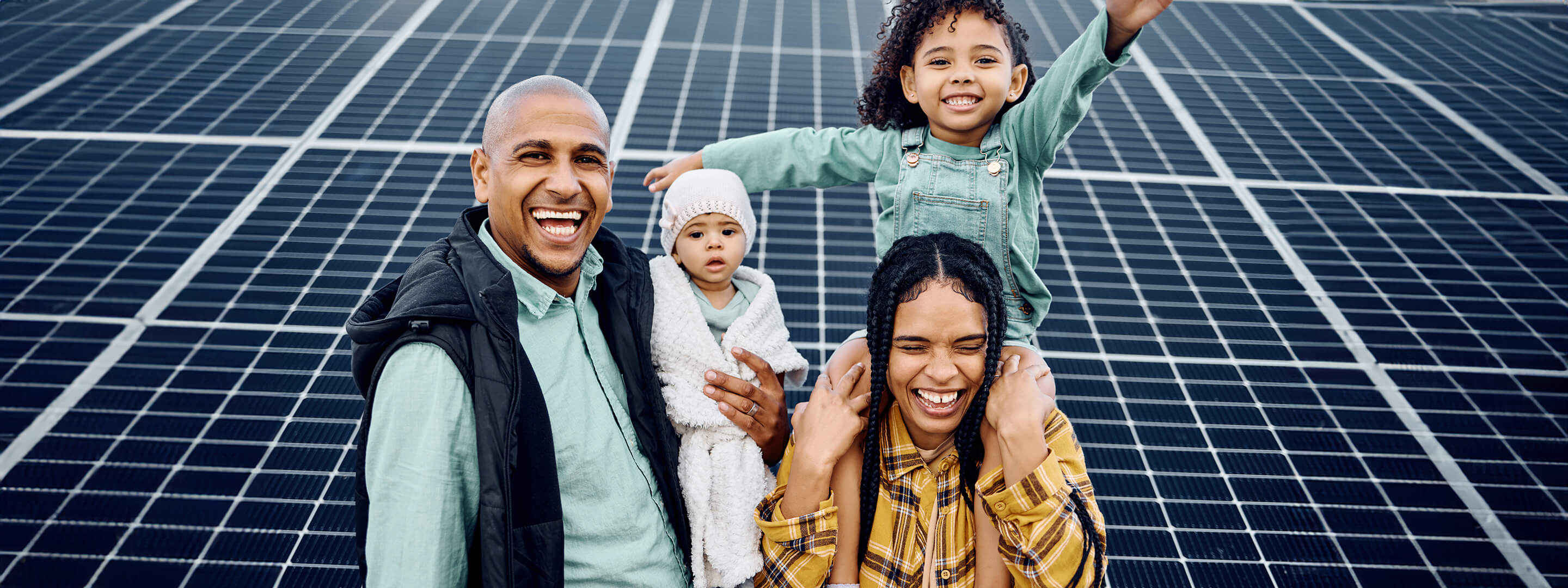 Familie macht zusammen ein Foto vor Solaranlage
