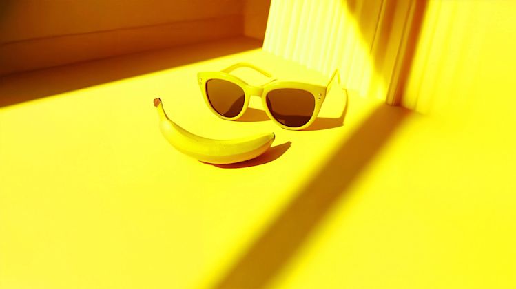 Gelbe Sonnenbrille und Banane