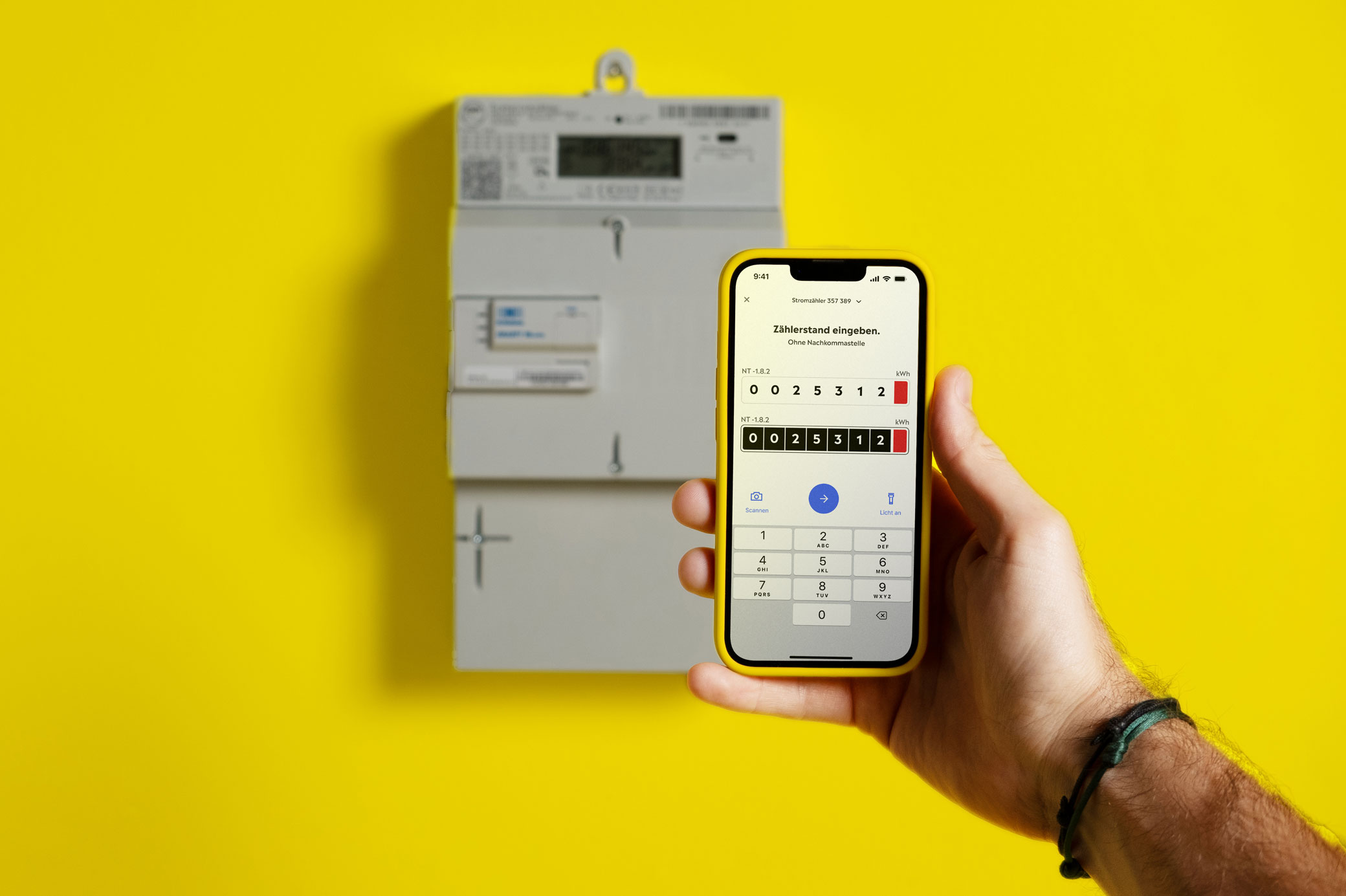 Mann liest seinen Stromzähler mit der App ab