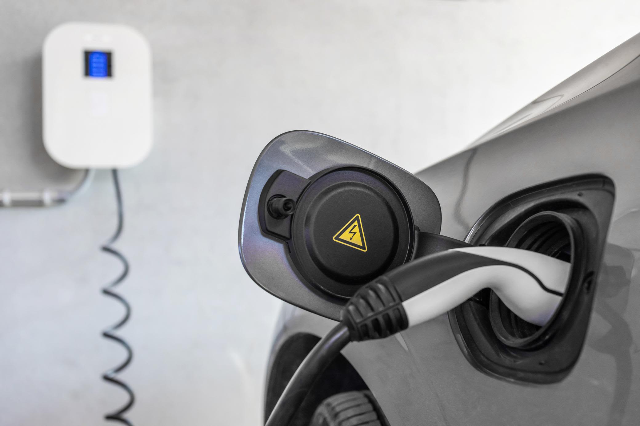 Eine Wallbox zuhause geht auch ohne Genehmigung Elektrisches Auto lädt an einer Wallbox zuhause.