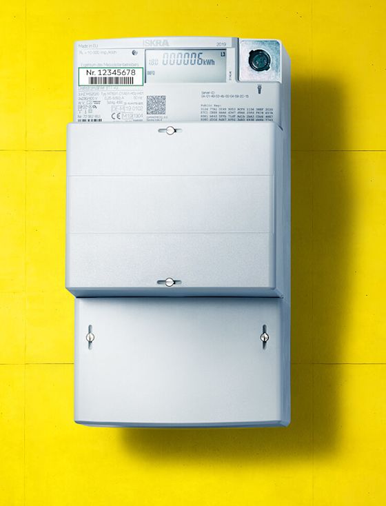 Ein digitaler Stromzähler ist ein einfacher Zähler mit digitaler Anzeige Digitaler Stromzähler, eine moderne Messeinrichtung, mit Zählernummer