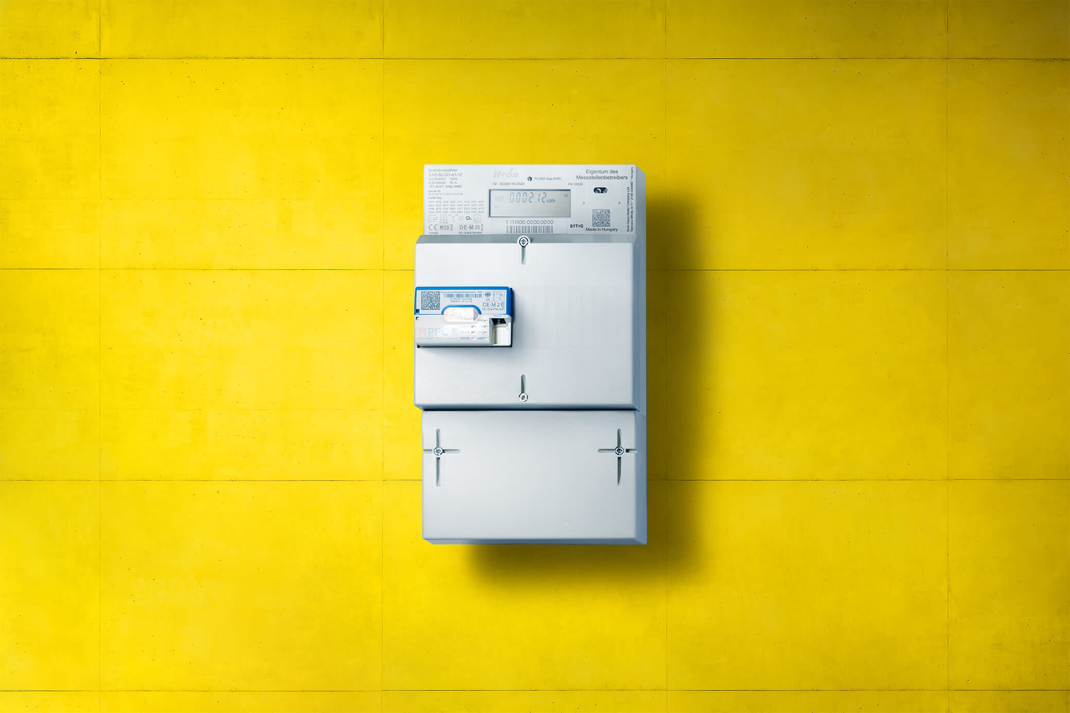 Ein intelligentes Messsystem heißt auch Smart Meter Intelligentes Messsystem - Smart Meter das auf gelbem Hintergrund hängt