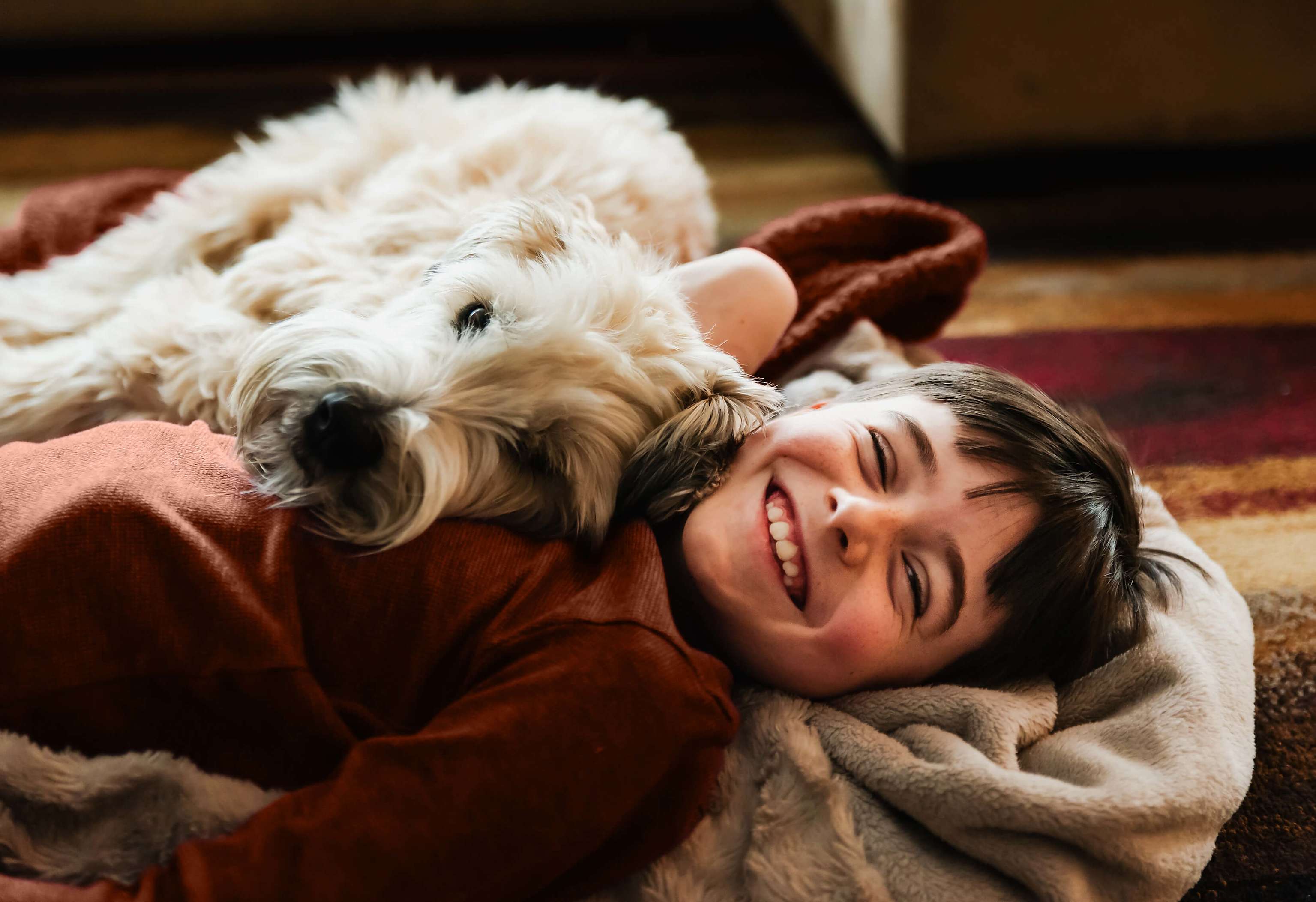 Yello kündigen. Geht. Bleiben aber auch. Ein Junge kuschelt mit deinem Hund und lächelt in die Kamera.