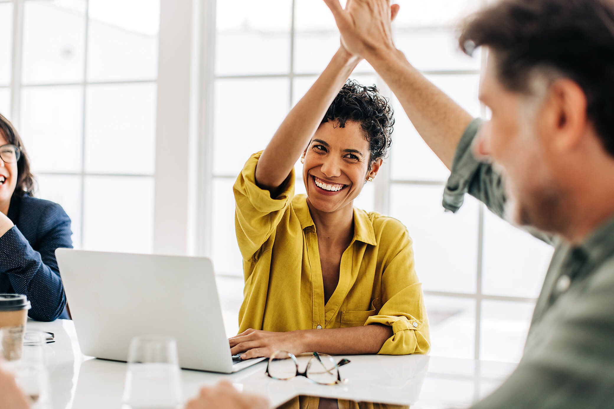 Erfolgreiche Zusammenarbeit im Büro für mehr gute Energie Frau und Mann geben sich High Five im Büro
