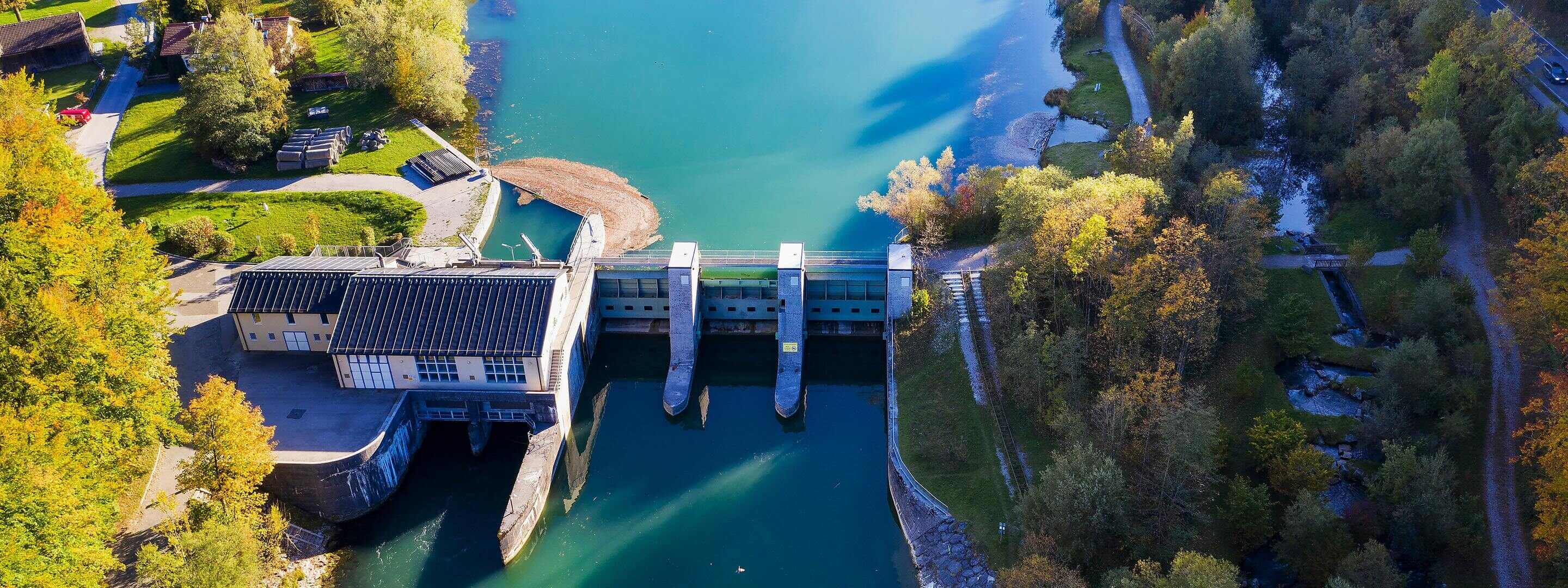 Dank Wasserkraft ohne fossile Brennstoffe Energie erzeugen Ein Wasserkraftwerk in Deutschland von oben