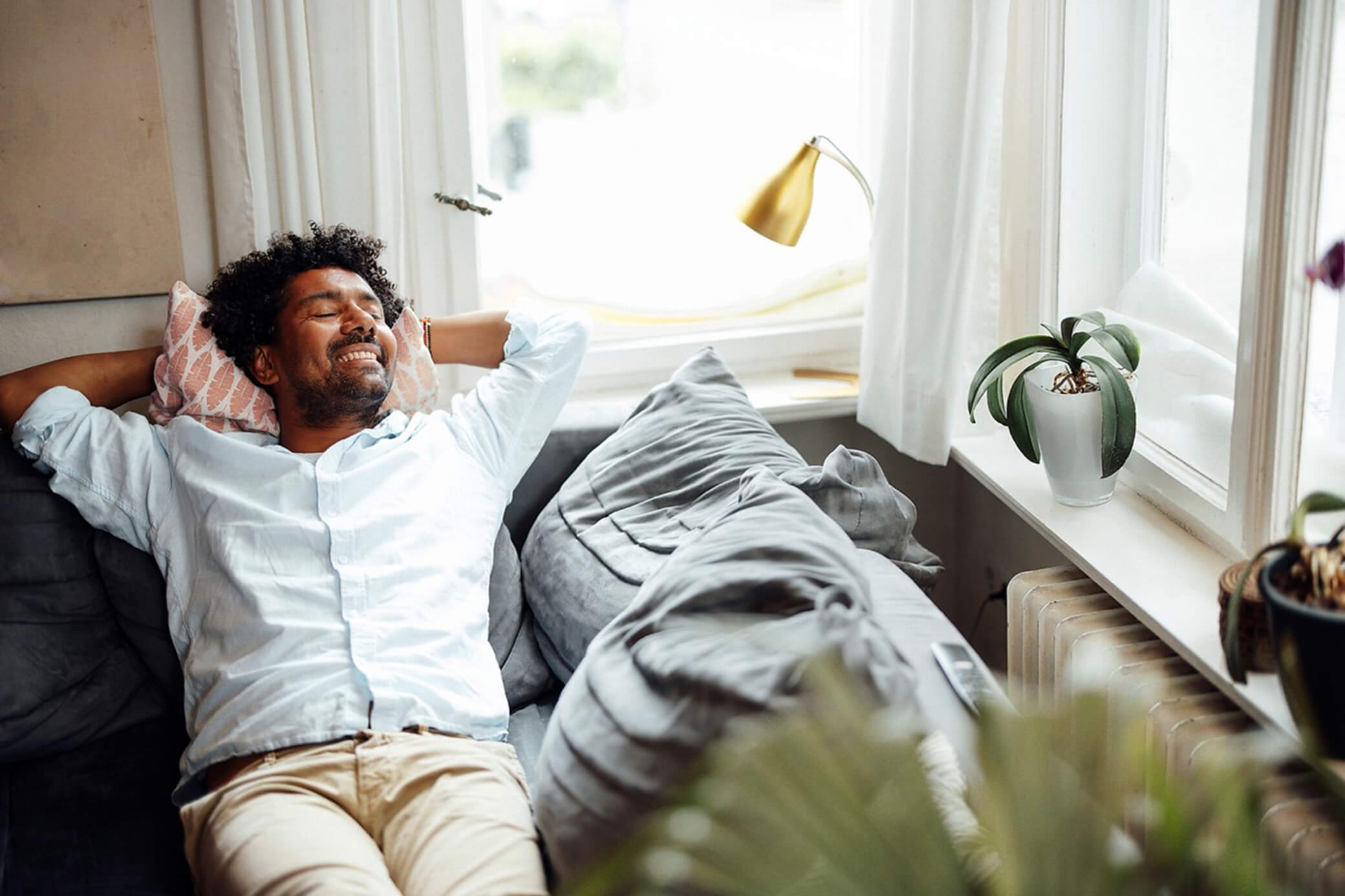 Ein Mann entspannt sich zuhause auf der Couch