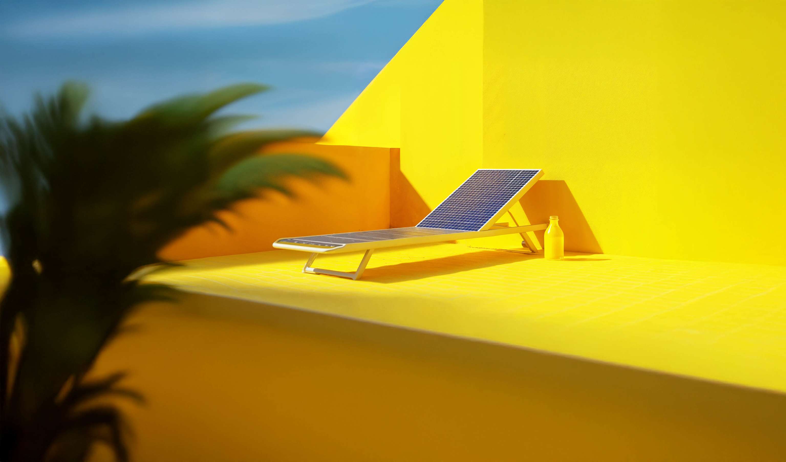 Solaranlage für dein Zuhause. Yello macht den Einstieg leicht Sonnenliege Liegestuhl auf einer gelben Terrasse mit Solarmodul-Muster - KI generiert