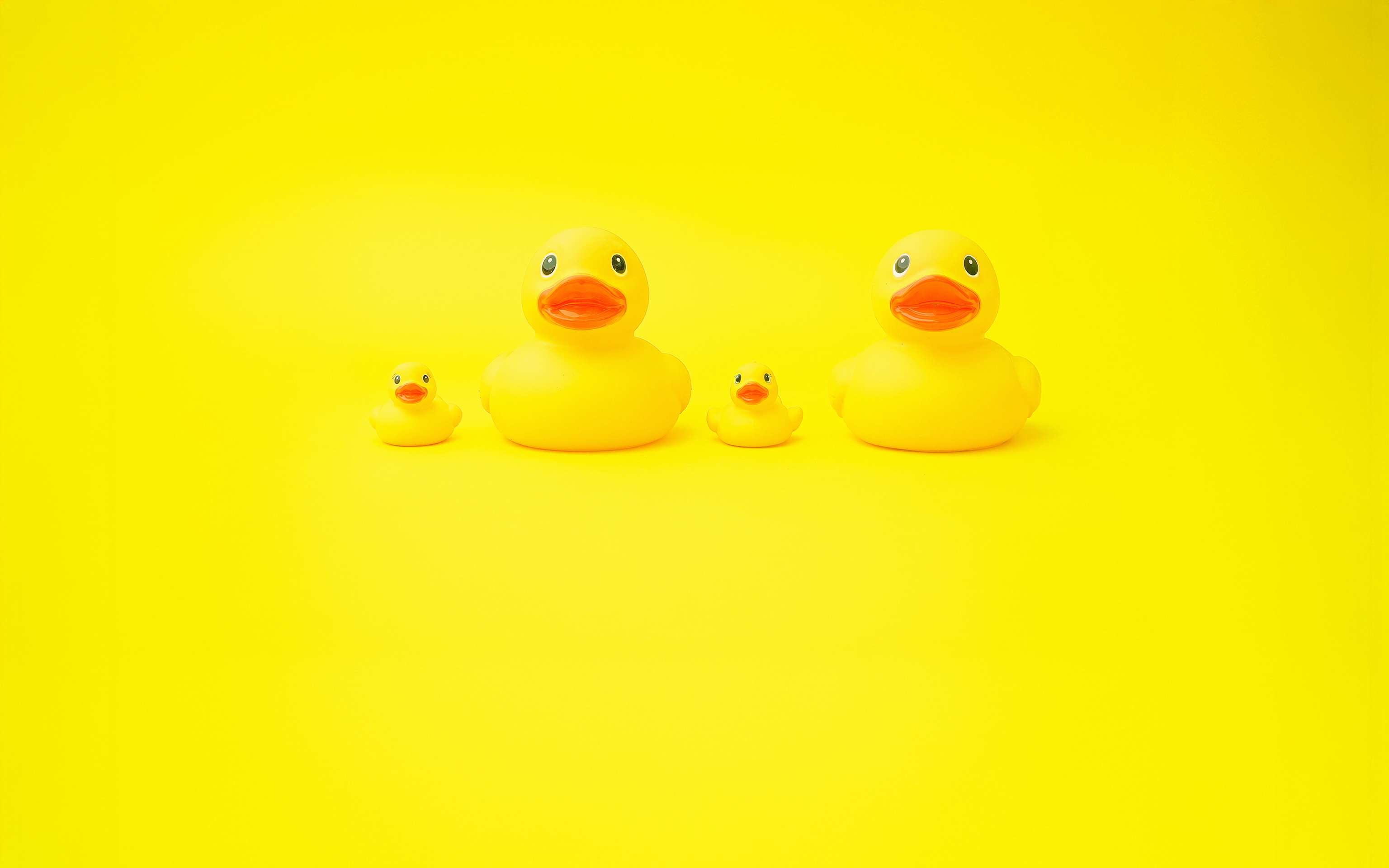 Nutz mit dem variablen Tarif günstigere Zeiten für deinen Stromverbrauch Vier gelbe Gummi-Enten in Groß und Klein sitzen nebeneinander - KI generiert