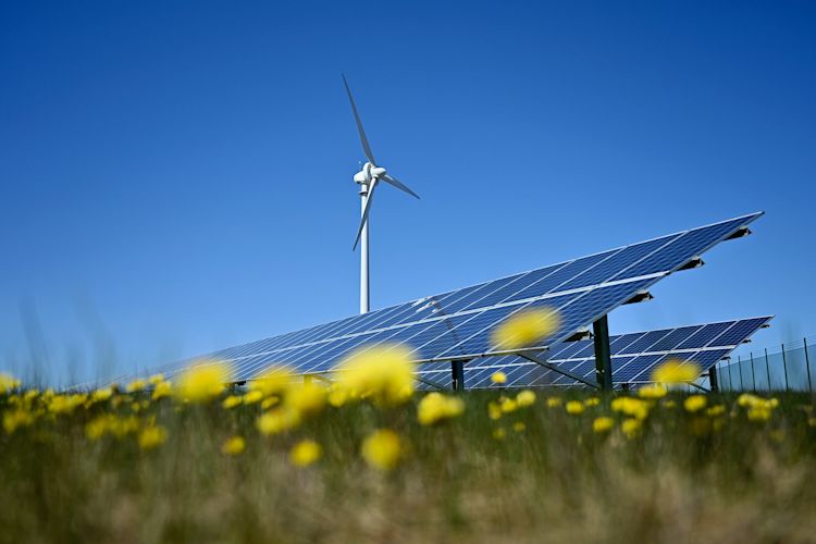 Erneuerbare Energien sorgen emissionsarm für Strom Eine Windenergieanlage und Solarpark im Blumenfeld