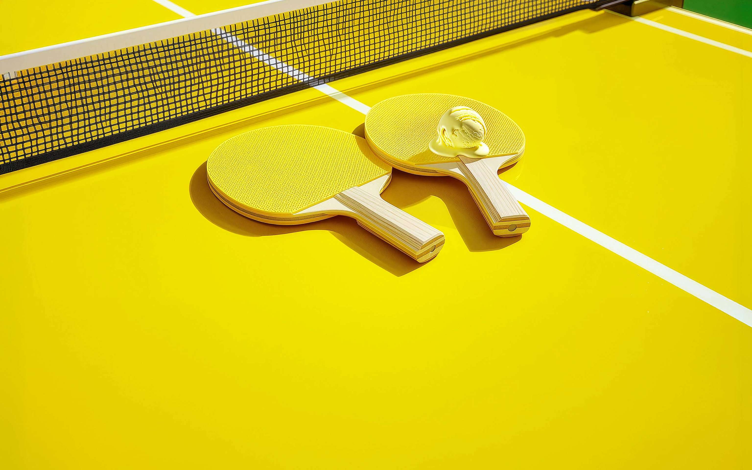 Mit einem kombinierten Tarif yon Yello sparst du Energiekosten Zwei Tischtennisschläger liegen auf gelber Tischtennisplatte mit einer Eiskugel die an einen Tennisball erinnert - KI generiert